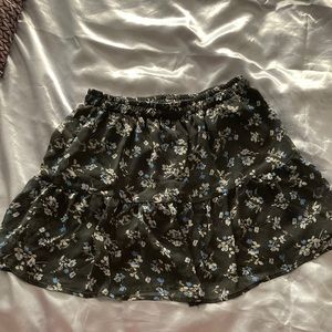 Women’s M floral print skirt